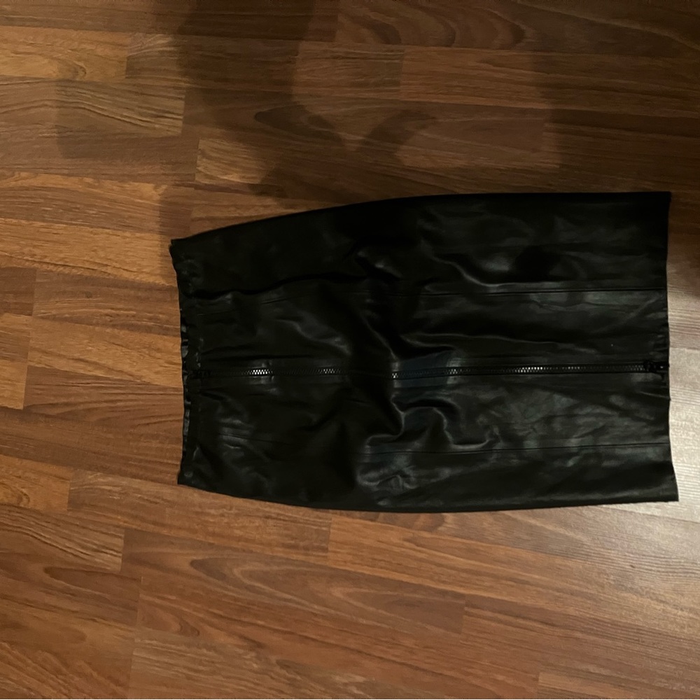 THE KOOPLE’S Leather Mid Skirt